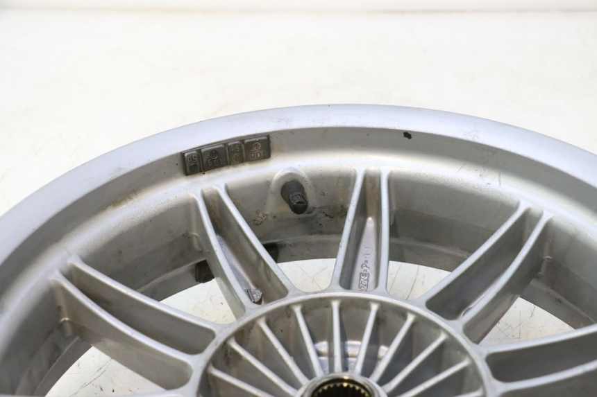 photo de LLANTA TRASERA PIAGGIO MP3 LT 300 (2010 - 2016) - Detalles de los puntos de fijación