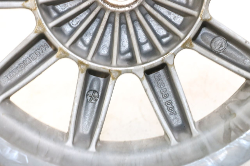 photo de LLANTA TRASERA PIAGGIO MP3 125 (2006 - 2014) - Primer plano técnico