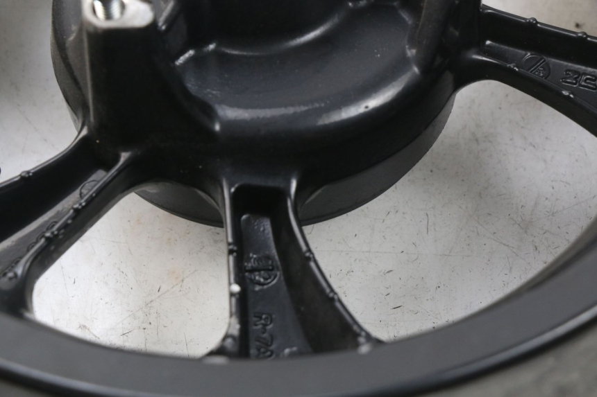 photo de LLANTA TRASERA MBK MW TRYPTIK 125 (2017 - 2022) - Primer plano técnico