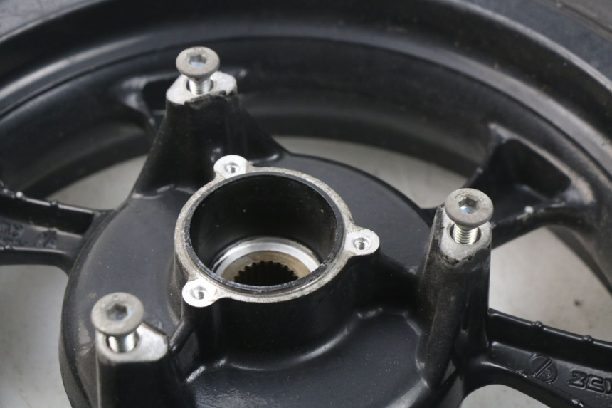 photo de LLANTA TRASERA MBK MW TRYPTIK 125 (2017 - 2022) - Detalles de los puntos de fijación