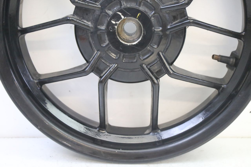 photo de LLANTA TRASERA PIAGGIO NEW TYPHOON 50 (2018 - 2021) - Primer plano técnico