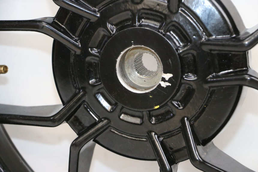 photo de LLANTA TRASERA PIAGGIO NEW TYPHOON 50 (2018 - 2021) - Primer plano técnico