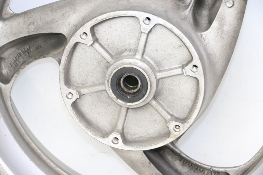 photo de LLANTA TRASERA HONDA NTV DEAUVILLE 650 (2001 - 2006) - Enfoque en la estructura