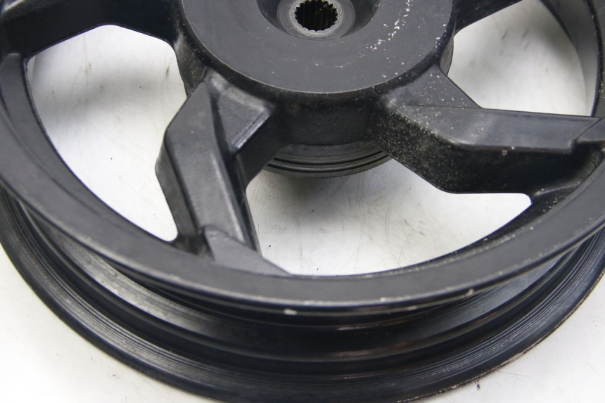 photo de LLANTA TRASERA SYM ORBIT III 3 4T 50 (2021 - 2025) - Primer plano de alta resolución