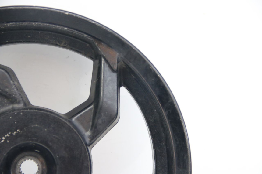 photo de LLANTA TRASERA SYM ORBIT III 3 4T 50 (2021 - 2025) - Primer plano técnico