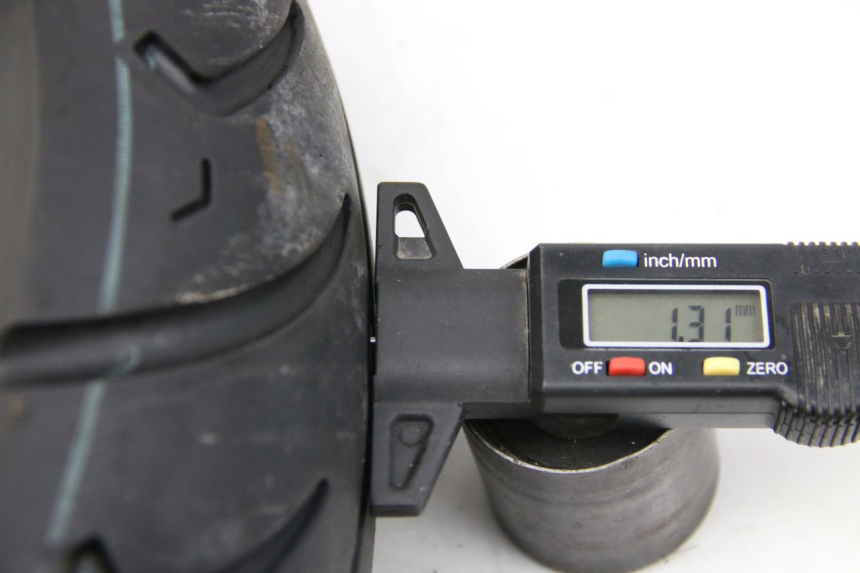 photo de LLANTA TRASERA SYM ORBIT III 3 4T 50 (2021 - 2025) - Primer plano de alta resolución