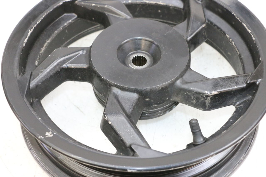 photo de LLANTA TRASERA SYM ORBIT III 3 4T 50 (2018 - 2021) - Primer plano técnico