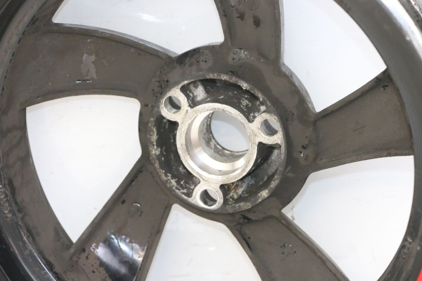 photo de LLANTA TRASERA PEUGEOT CITYSTAR 2T 50 (2018 - 2021) - Primer plano técnico