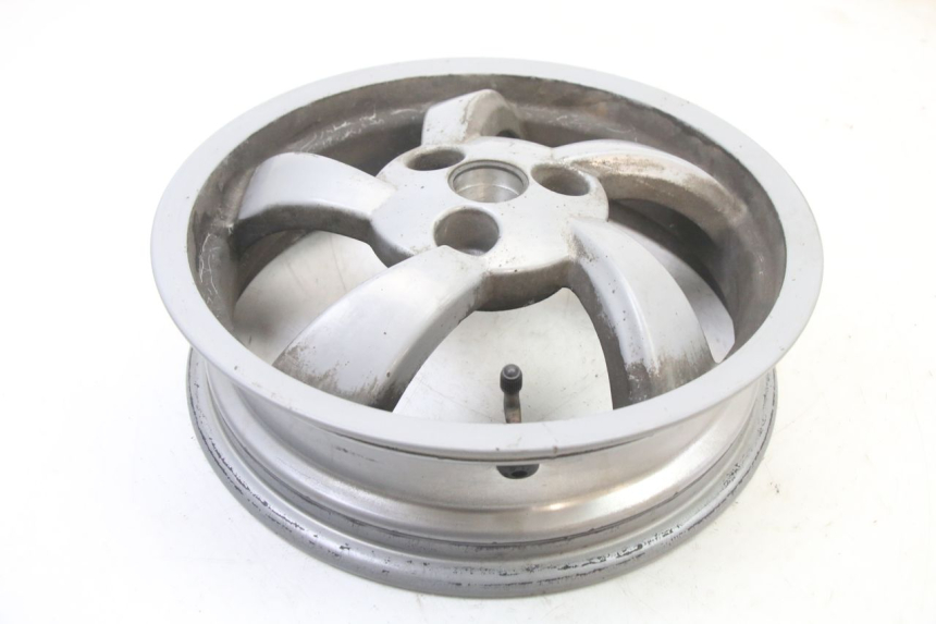 photo de LLANTA TRASERA PEUGEOT CITYSTAR 50 (2013 - 2017) - Primer plano técnico