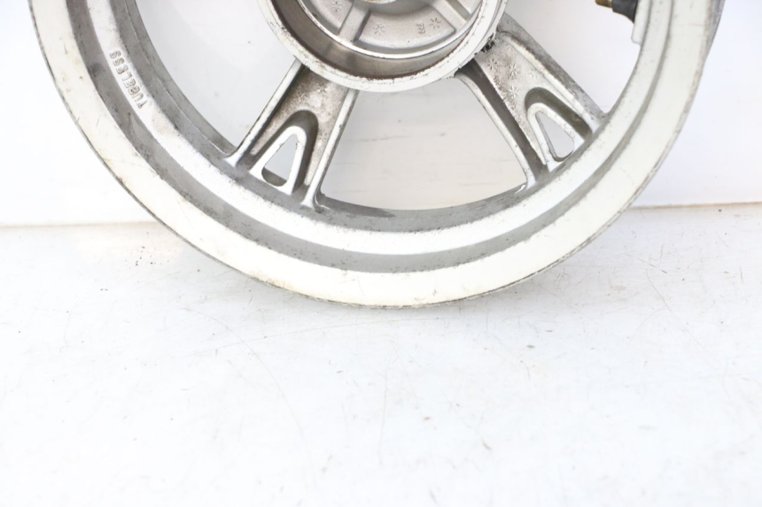 photo de LLANTA TRASERA PEUGEOT KISBEE 4T 50 (2010 - 2017) - Zoom estado de uso