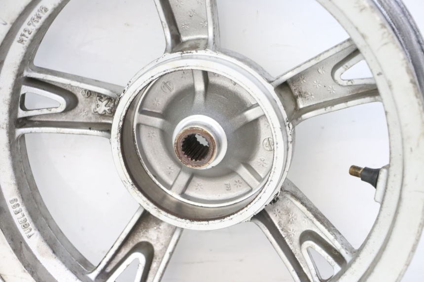 photo de LLANTA TRASERA PEUGEOT KISBEE 4T 50 (2010 - 2017) - Primer plano técnico