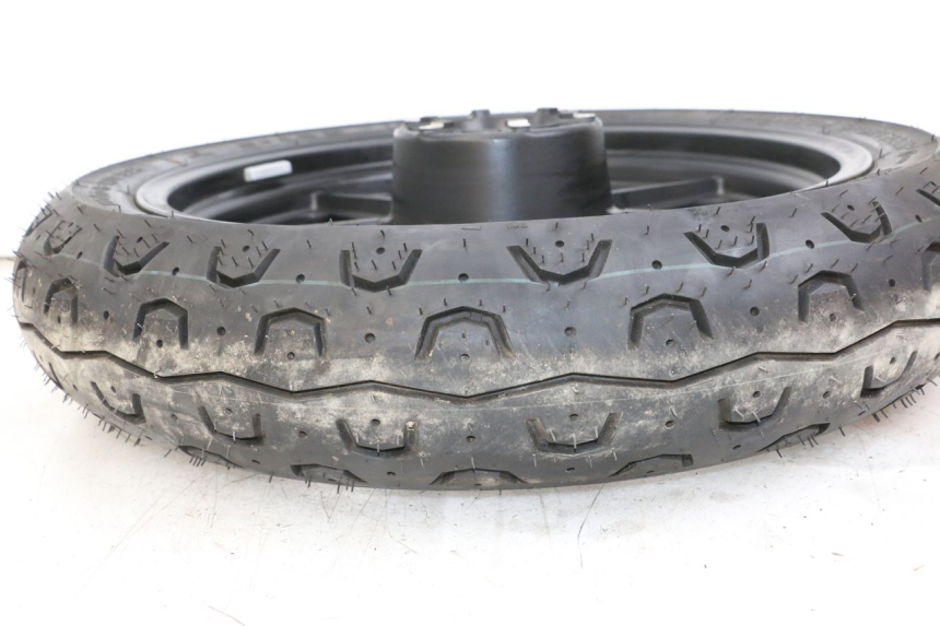 photo de LLANTA TRASERA ROYAL ENFIELD CONTINENTAL GT 650 (2019 - 2024) - Primer plano técnico