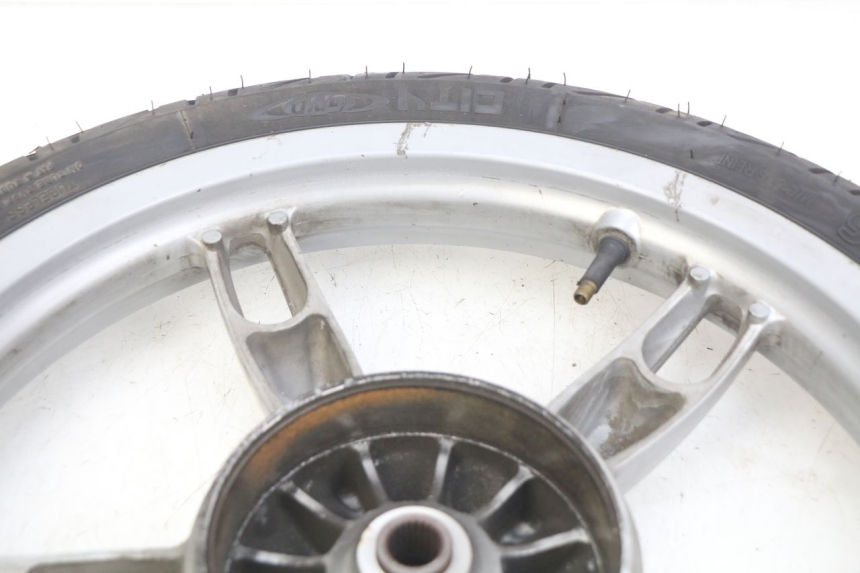 photo de LLANTA TRASERA APRILIA SCARABEO 100 (2003 - 2012) - Primer plano técnico