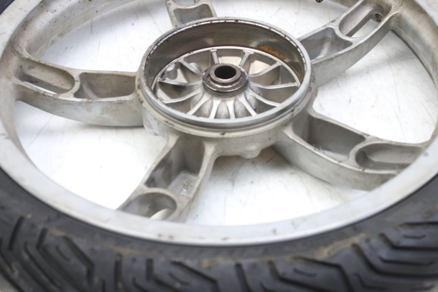 photo de LLANTA TRASERA APRILIA SCARABEO 100 (2003 - 2012) - Primer plano técnico