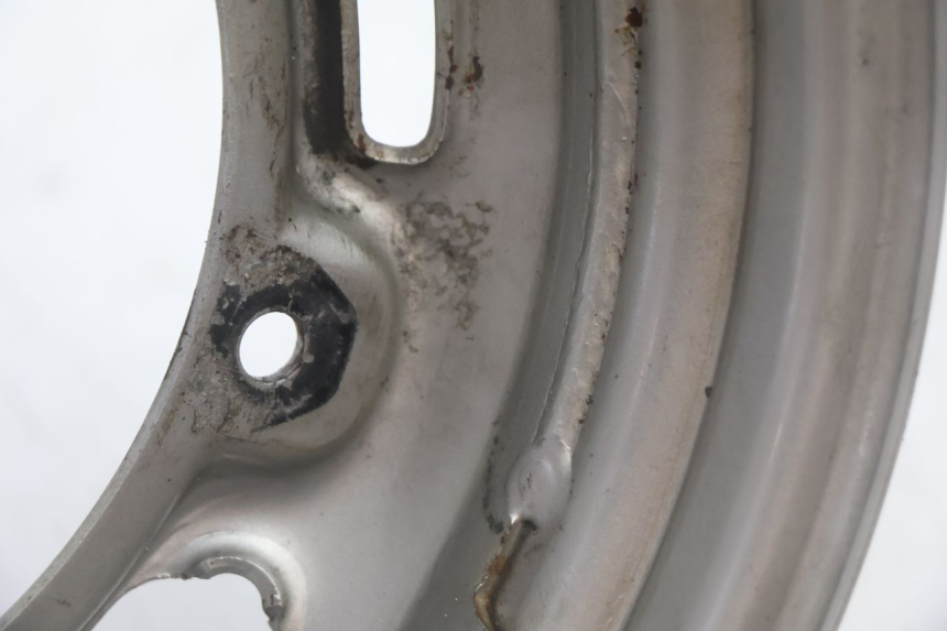 photo de LLANTA TRASERA HONDA SCV LEAD 100 (2003 - 2007) - Primer plano de alta resolución