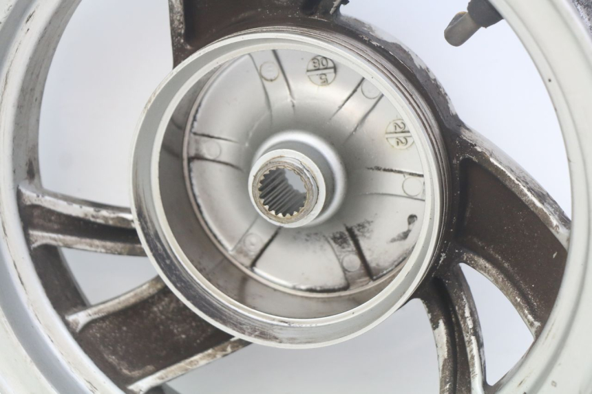 photo de LLANTA TRASERA KYMCO SENTO 100 (2008 - 2013) - Primer plano técnico