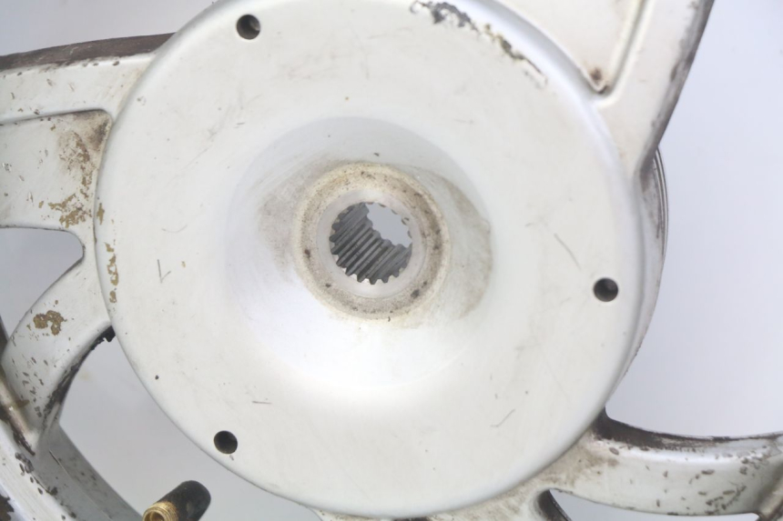 photo de LLANTA TRASERA KYMCO SENTO 100 (2008 - 2013) - Detalles de los puntos de fijación