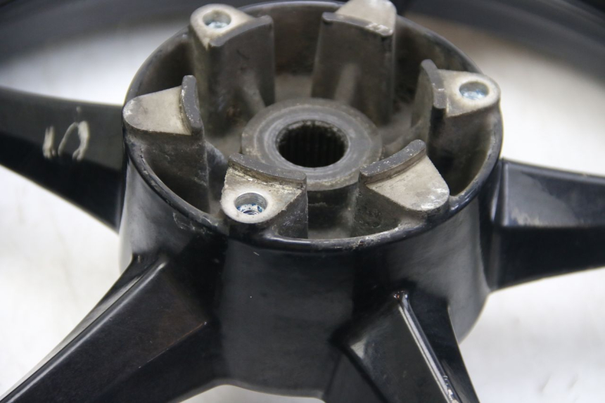 photo de LLANTA TRASERA SUZUKI SIXTEEN 125 (2008 - 2010) - Primer plano de alta resolución