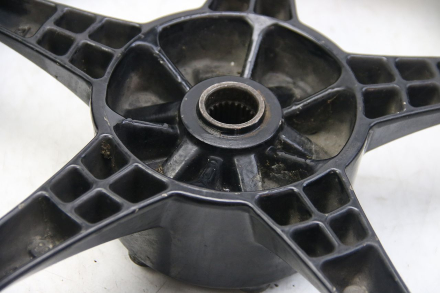 photo de LLANTA TRASERA SUZUKI SIXTEEN 125 (2008 - 2010) - Enfoque en la estructura