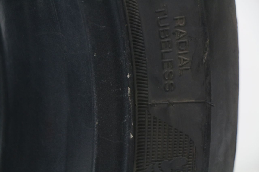 photo de LLANTA TRASERA TRIUMPH SPEED TRIPLE 1050 (2005 - 2007) - Primer plano técnico