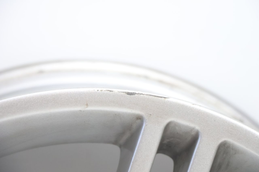photo de LLANTA TRASERA CAN-AM SPYDER RS 1000 (2008 - 2012) - Primer plano técnico