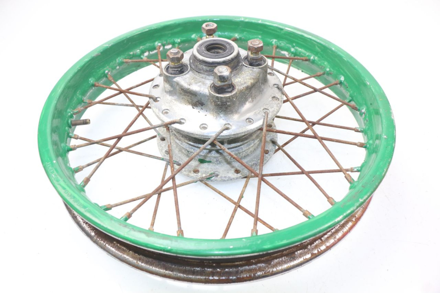 photo de LLANTA TRASERA YAMAHA SR 125 (1982 - 2003) - Primer plano técnico