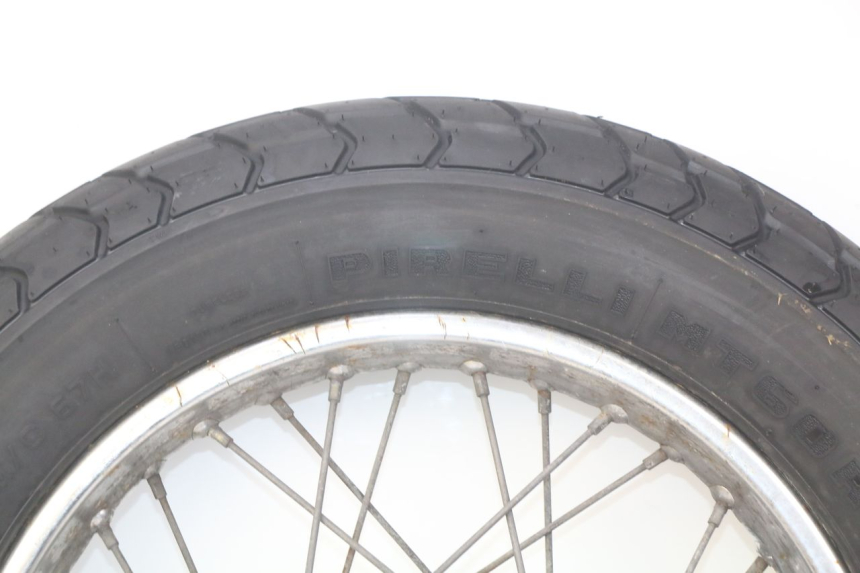 photo de LLANTA TRASERA YAMAHA SR 125 (1982 - 2003) - Primer plano de alta resolución