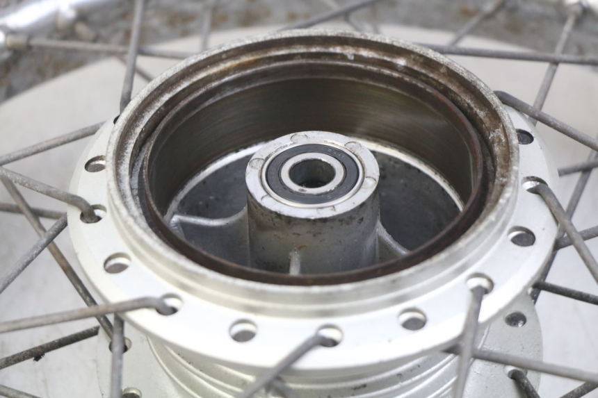 photo de LLANTA TRASERA YAMAHA SR 125 (1982 - 2003) - Primer plano técnico