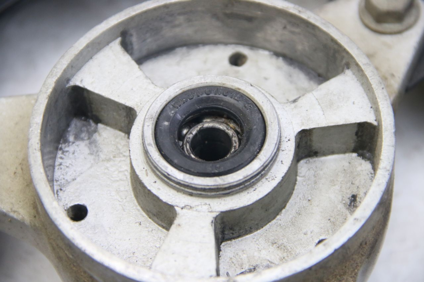 photo de LLANTA TRASERA JAWA STELLA BABETTA 134 50 - Detalles de los puntos de fijación