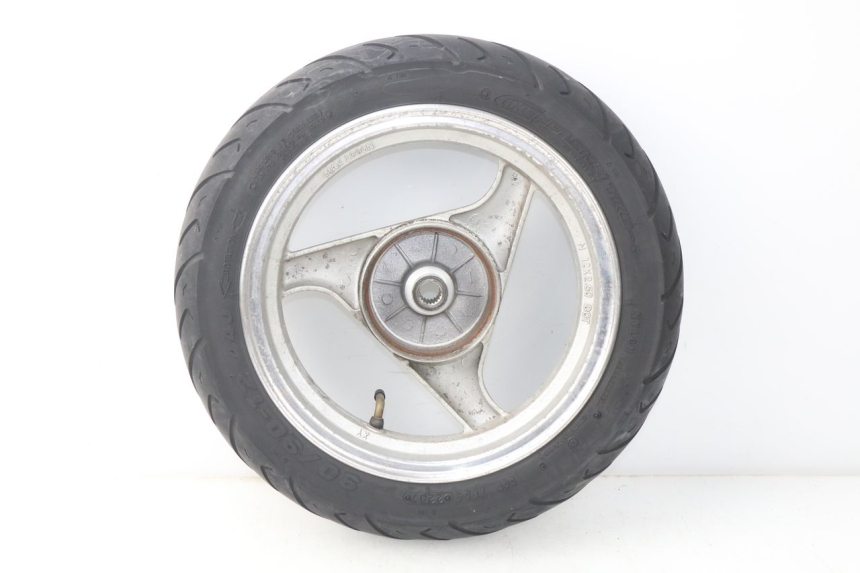 photo de LLANTA TRASERA FYM STRADA 50 (2007 - 2014) - Primer plano técnico