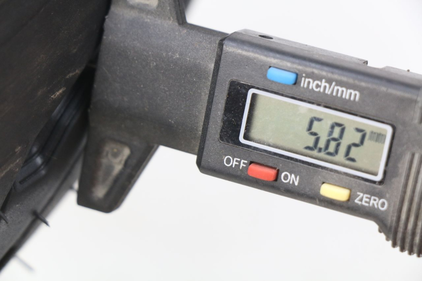 photo de LLANTA TRASERA SUZUKI SV S 650 (1999 - 2002) - Primer plano técnico