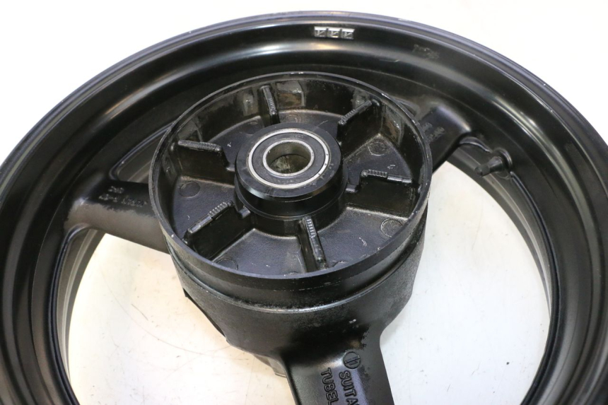 photo de LLANTA TRASERA YAMAHA TDM ABS 900 (2002 - 2014) - Primer plano de alta resolución