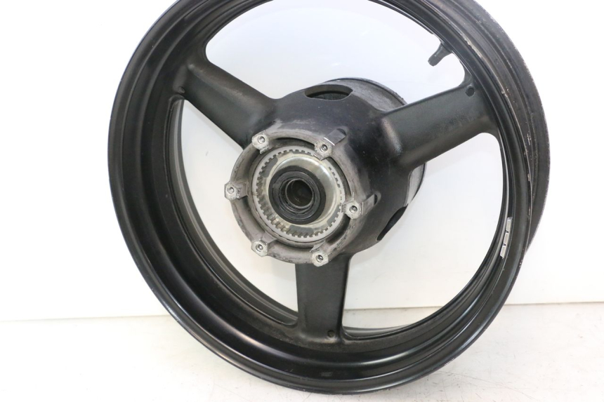 photo de LLANTA TRASERA YAMAHA TDM ABS 900 (2002 - 2014) - Primer plano técnico