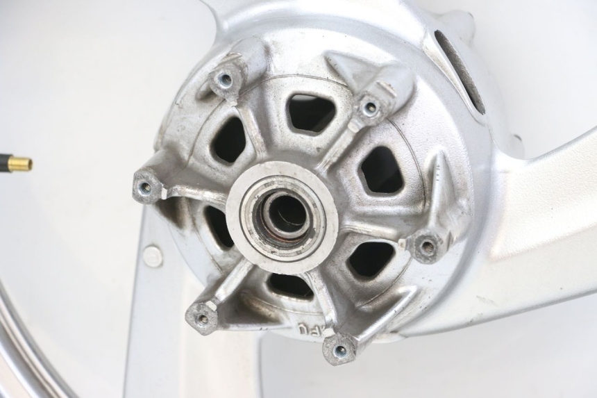 photo de LLANTA TRASERA YAMAHA TDR DELTABOX 125 (1997 - 2003) - Primer plano técnico