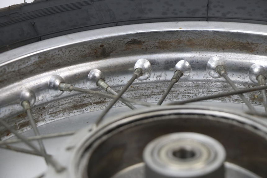 photo de LLANTA TRASERA SUZUKI TU X TUX VOLTY 125 (1999 - 2001) - Primer plano técnico