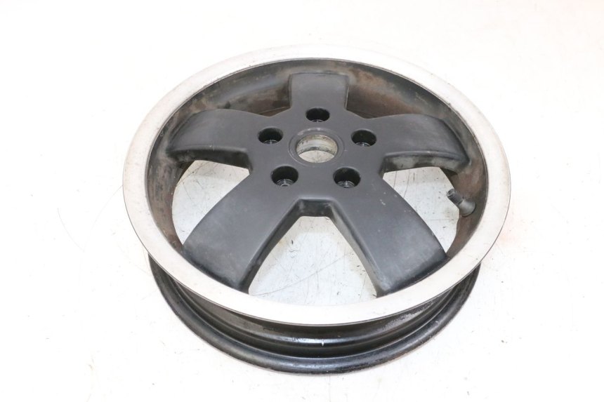 photo de LLANTA TRASERA PIAGGIO VESPA GTS SUPER IE 125 (2009 - 2016) - Enfoque en la estructura