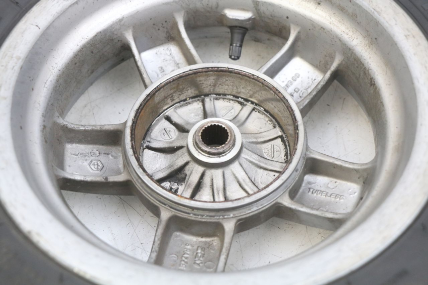 photo de LLANTA TRASERA PIAGGIO VESPA LXV 125 (2006 - 2009) - Primer plano técnico