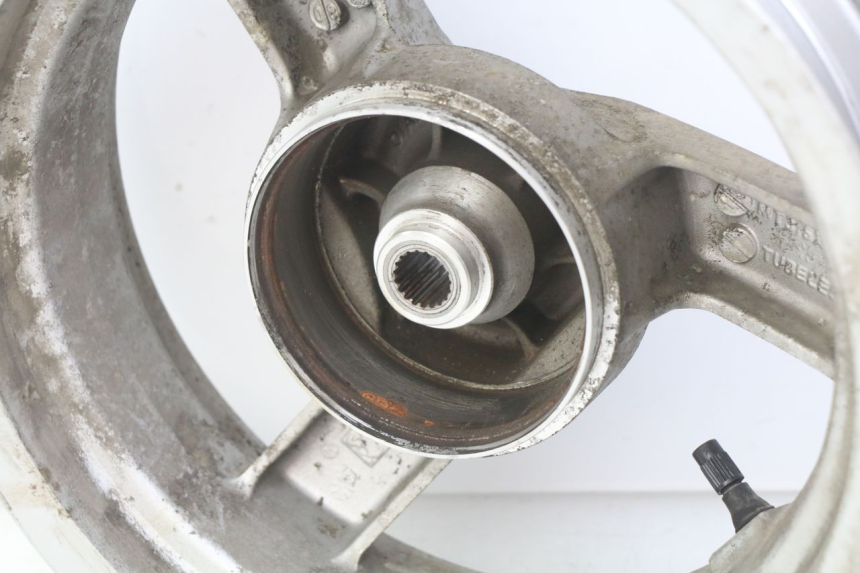 photo de LLANTA TRASERA PEUGEOT VIVACITY NEW 2T 50 (2008 - 2017) - Primer plano técnico