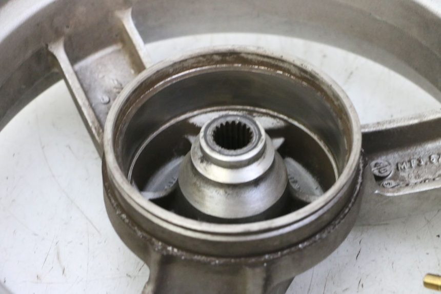 photo de LLANTA TRASERA PEUGEOT VIVACITY NEW 4T 50 (2008 - 2017) - Zoom sobre los componentes