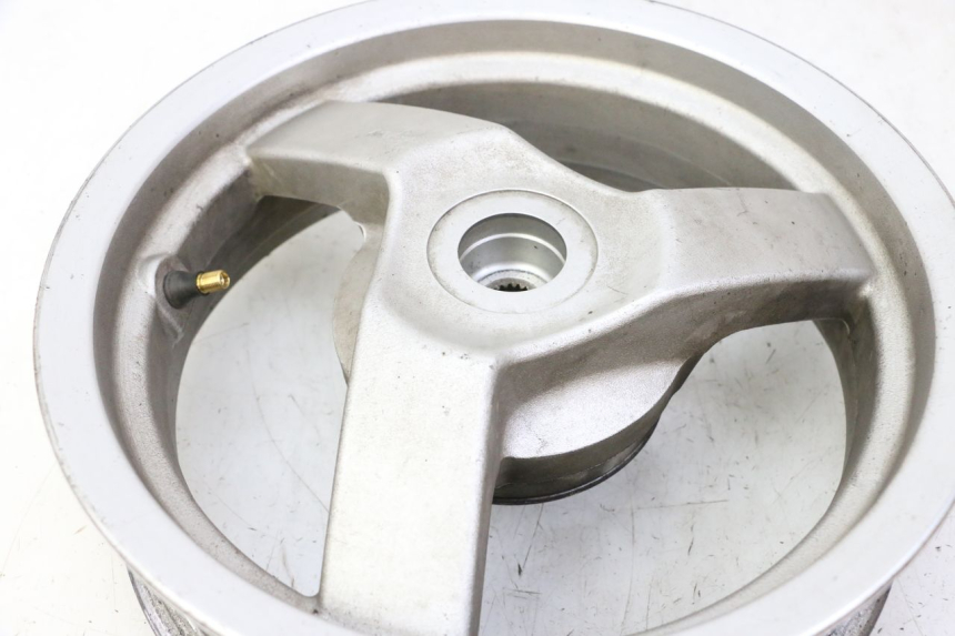 photo de LLANTA TRASERA PEUGEOT VIVACITY NEW 4T 50 (2008 - 2017) - Primer plano de alta resolución