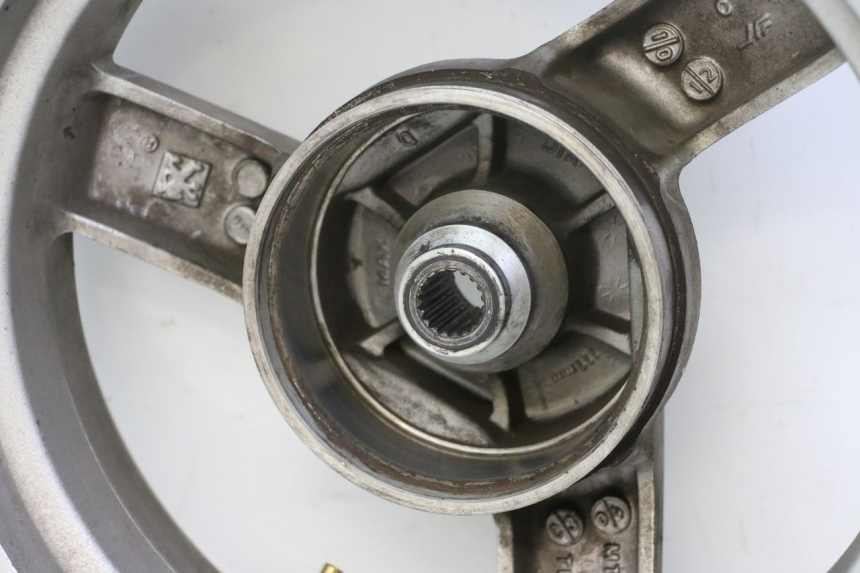 photo de LLANTA TRASERA PEUGEOT VIVACITY NEW 4T 50 (2008 - 2017) - Primer plano técnico