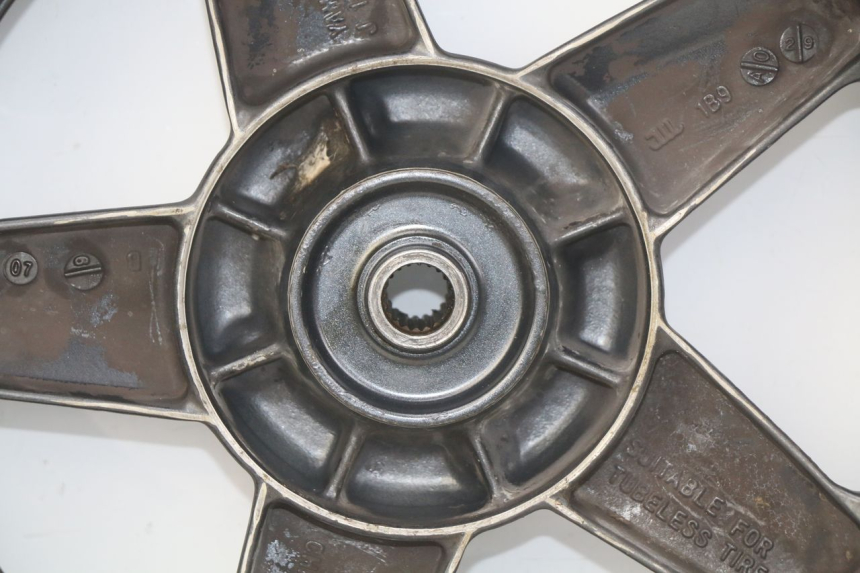 photo de LLANTA TRASERA YAMAHA XMAX X-MAX 125 (2006 - 2009) - Primer plano de alta resolución