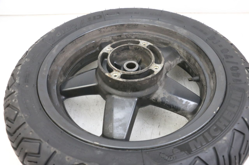 photo de LLANTA TRASERA YAMAHA XMAX X-MAX 125 (2006 - 2009) - Primer plano técnico