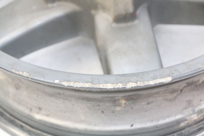 photo de LLANTA TRASERA PIAGGIO X7 125 (2007 - 2013) - Primer plano técnico