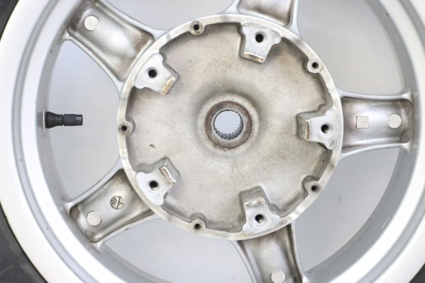 photo de LLANTA TRASERA KYMCO XCITING 250 (2006 - 2009) - Primer plano de alta resolución