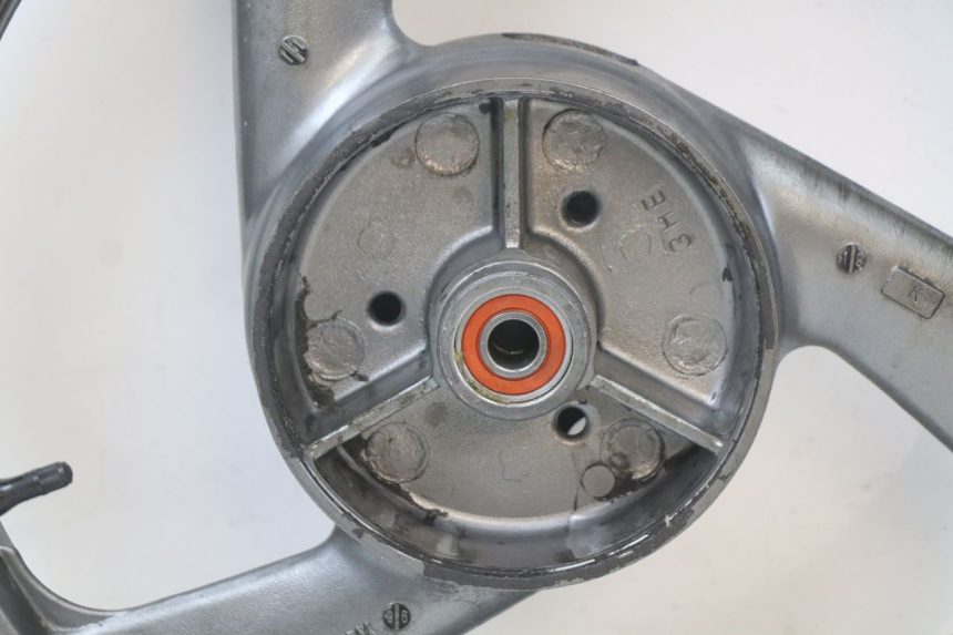 photo de LLANTA TRASERA YAMAHA XJS DIVERSION 600 (1997 - 1999) - Primer plano técnico