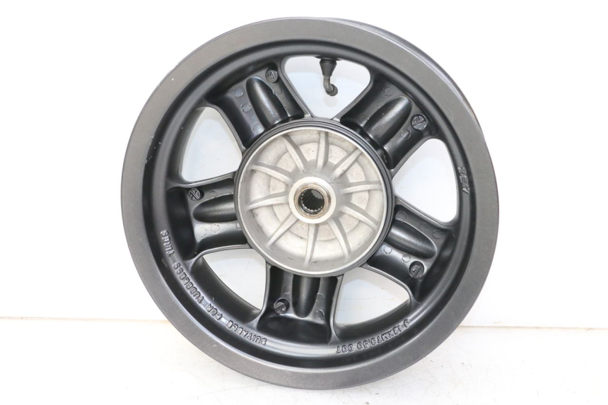 photo de LLANTA TRASERA YAMAHA YP MAJESTY 125 (2007 - 2010) - Primer plano técnico