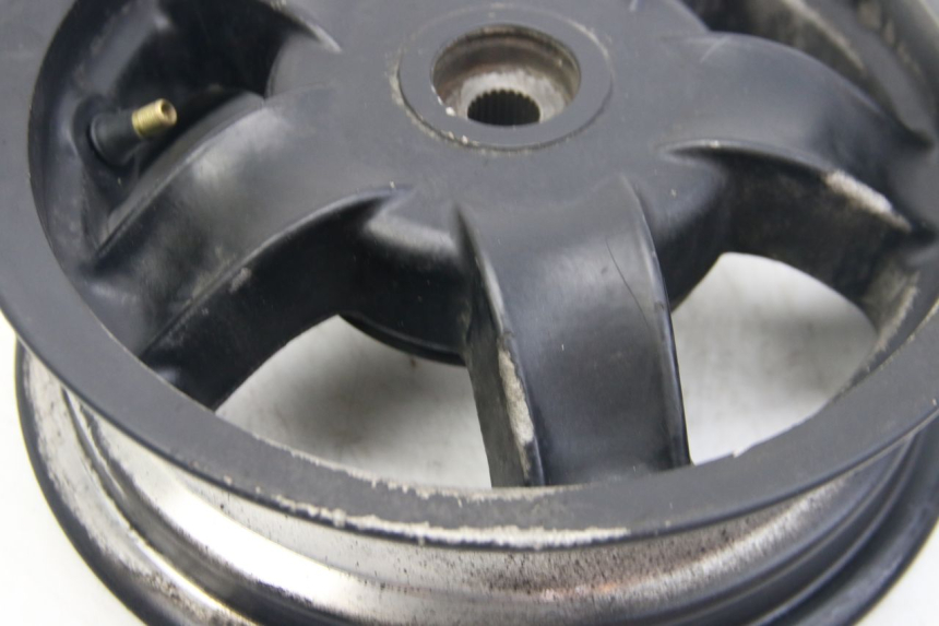 photo de LLANTA TRASERA PIAGGIO ZIP 2T 50 (2009 - 2019) - Enfoque en la estructura