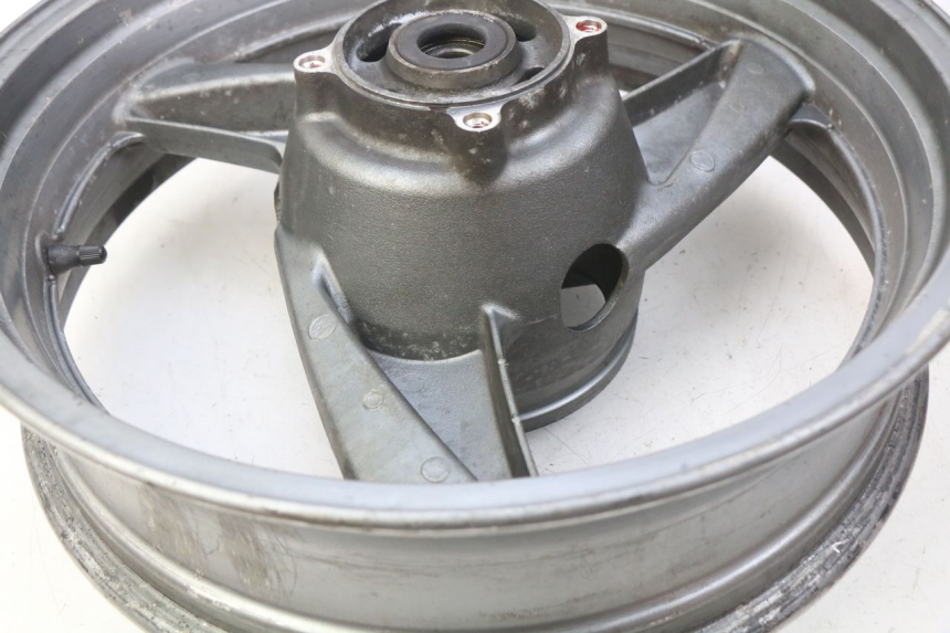 photo de LLANTA TRASERA KAWASAKI ZZR 600 (1995 - 2004) - Primer plano de alta resolución