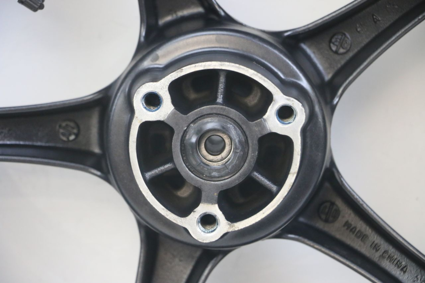 photo de LLANTA DELANTERA YAMAHA AEROX 2T 50 (2013 - 2017) - Primer plano de alta resolución